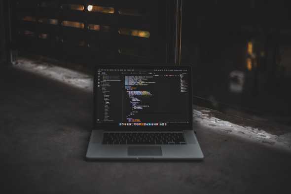 Foto computador en el suelo con el editor abierto